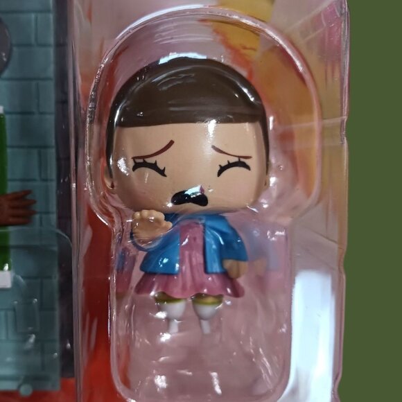 Loot Crate Stranger Things Eleven Vs. Demogorgon Vinyl Diorama Set - Picture 7 of 10